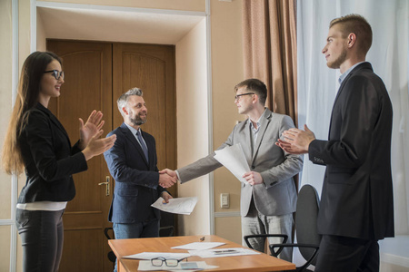 四人在会议上同意新的商业项目照片