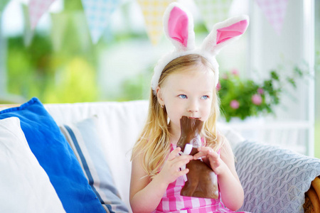 女孩吃巧克力兔