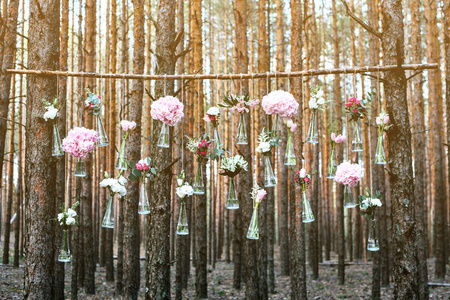 婚礼鲜花装饰拱在森林里。婚礼花装饰理念。婚礼的概念
