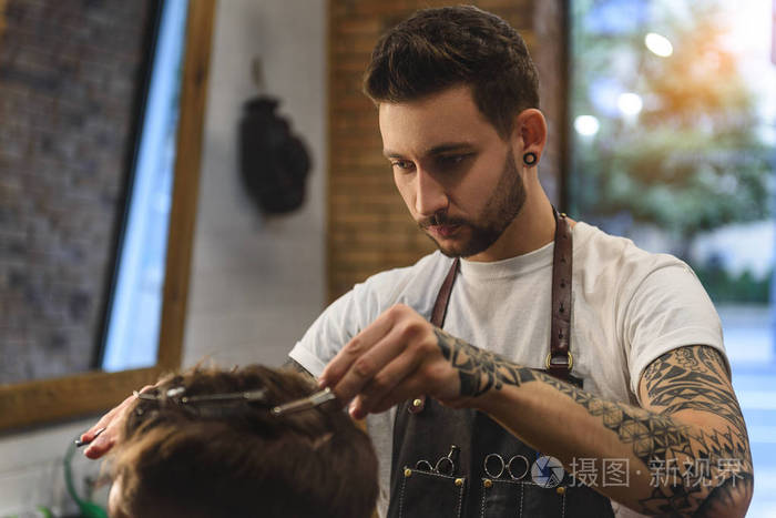 专业的发型师在工作