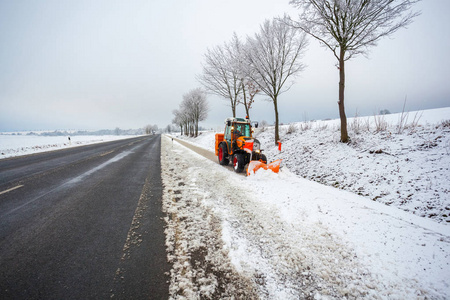 拖拉机清洁自行车路从雪, 冬天风景