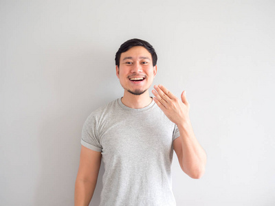 男人用嘴巴呼吸和吹气感到快乐照片