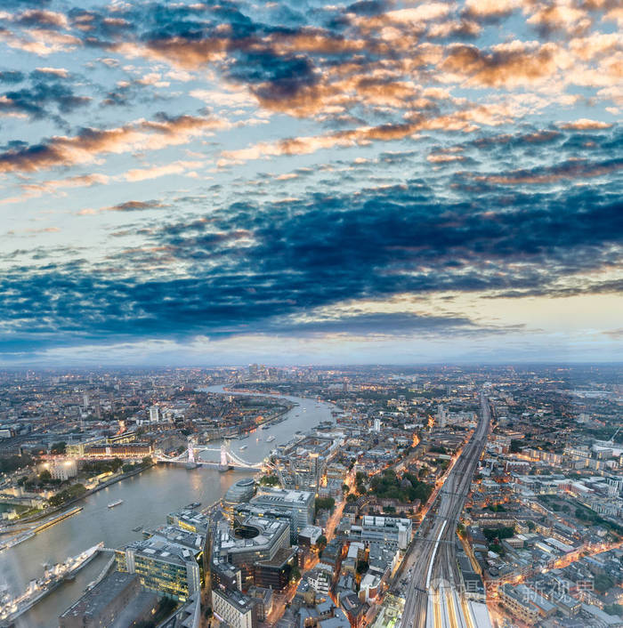 晚上泰晤士河畔的塔桥和城市天际线, 鸟瞰-伦敦-英国