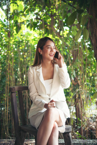 年轻美丽的商业女人在电话外面聊天