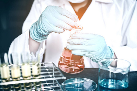 科学家与设备藏品工具在科学实验期间照片
