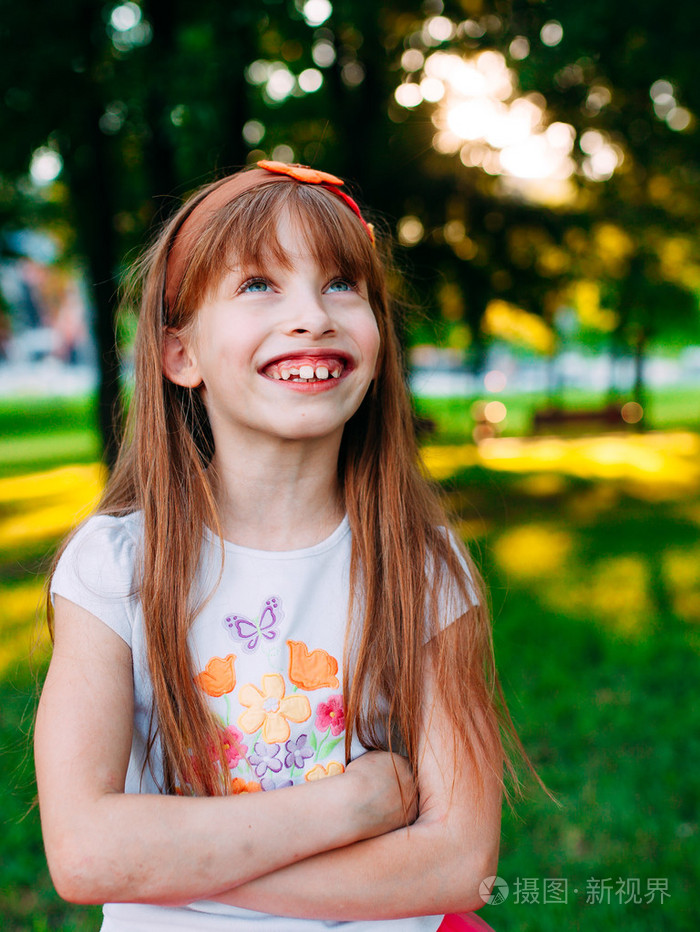 笑的女孩性格开朗的肖像