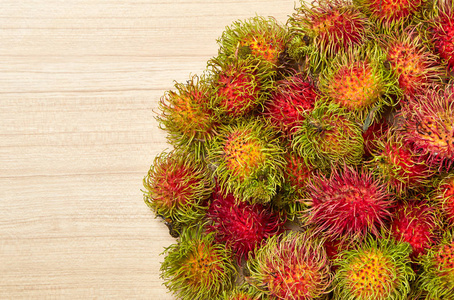 新鲜的红毛丹，亚洲水果木背景