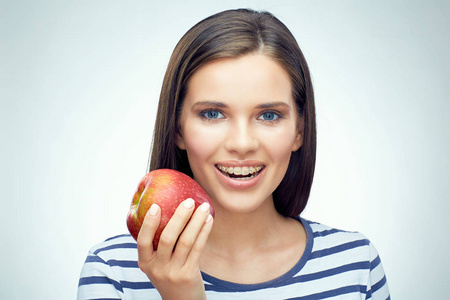 抱着红苹果的牙箍微笑的妇女, 健康概念