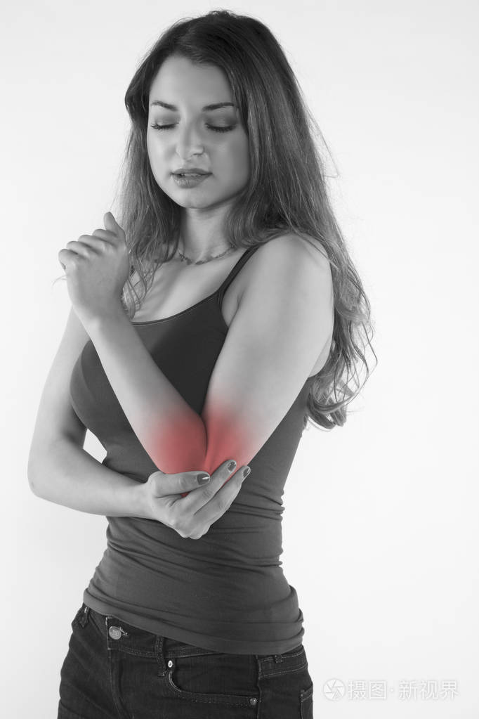 一个年轻的女人正在痛苦的挣扎, 孤立的背景下