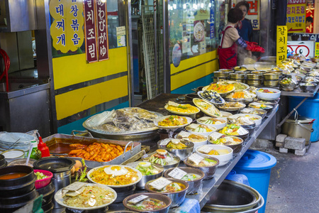 在本地市场，在韩国首尔的韩国小菜