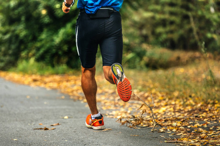 强健体魄毛笔字特写强健的脚,运动员赛跑者照片