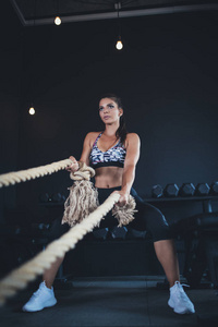 美丽的运动妇女健身运动在健身房