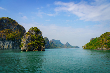 在南中国海越南的东京湾, 龙湾邮轮景观。岩溶塔形成的景观蓝天背景下的岛屿