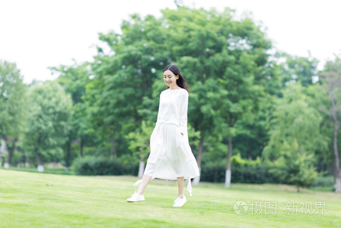 女孩在公园里散步