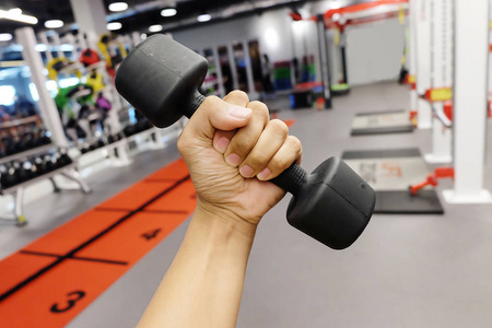 手拿哑铃在体育俱乐部或健身房和健身房.插画