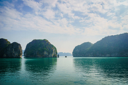 在南中国海越南的东京湾, 龙湾邮轮景观。岩溶塔形成的景观蓝天背景下的岛屿