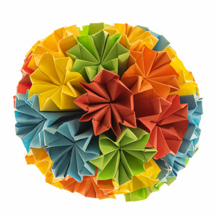 美丽的工艺品折纸 kusudama 从彩虹花