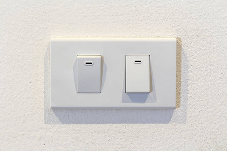 白墙上的电灯插座