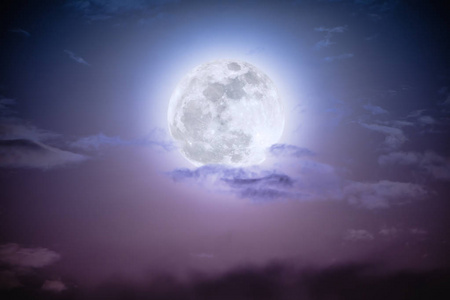 云与明亮的满月夜空