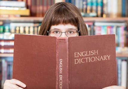 女孩看着英语词典库中