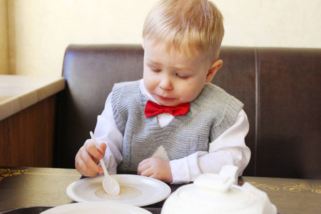 坐在早餐桌旁一个小男婴的肖像