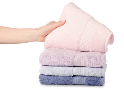 手里拿着一叠粉红色的浴巾