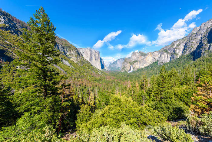从隧道角度看优胜美地河谷和 Bridalveil 瀑布, El 船长和半圆顶, 优胜美地国家公园在美国加利福尼亚州