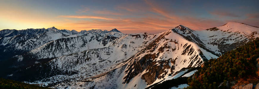 从 Giewont 峰到 Kopa Kondracka 峰的全景图