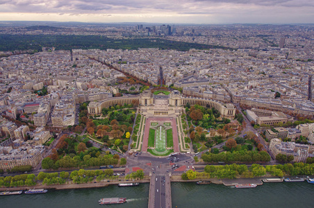 从埃菲尔铁塔鸟瞰巴黎城市和特罗卡迪罗