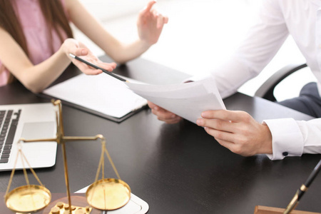 辅导文书律师在办公室会见客户, 特写照片