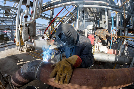 新管道安装中的焊接工程照片