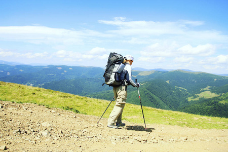 带着背包和帐篷夏天登山活动图片