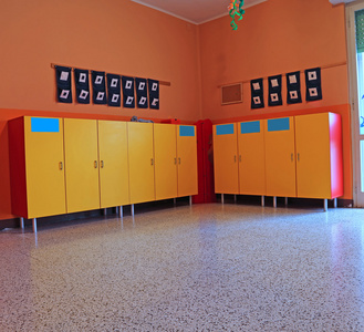 儿童幼儿园更衣室和储物柜