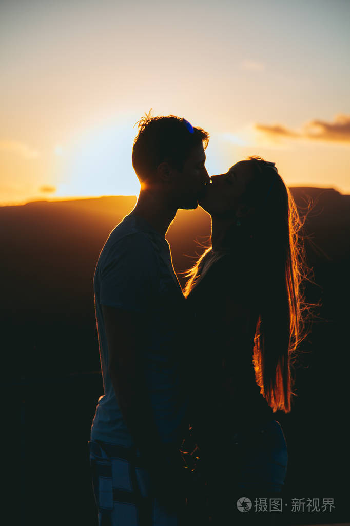 情侣接吻霸气图片