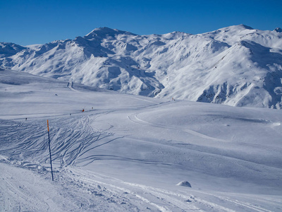 库尔舍维勒滑雪胜地的斜坡。法国, 2018。蓝天和许多雪。区域3谷