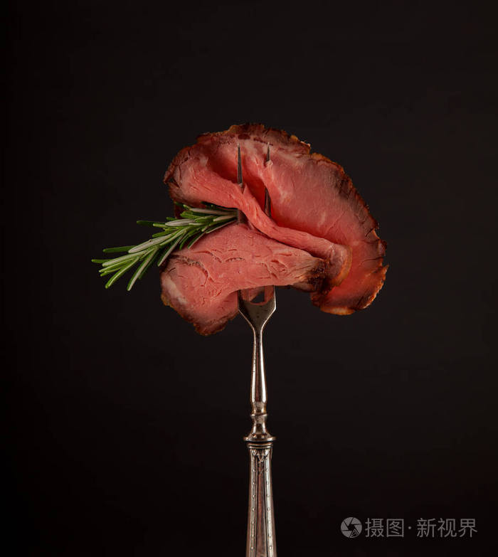 片中稀有烤牛肉肋眼牛排在暗石板厨房板背景照片 正版商用图片0flg5c 摄图新视界