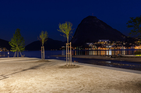 晚上 Lugano 景观湖