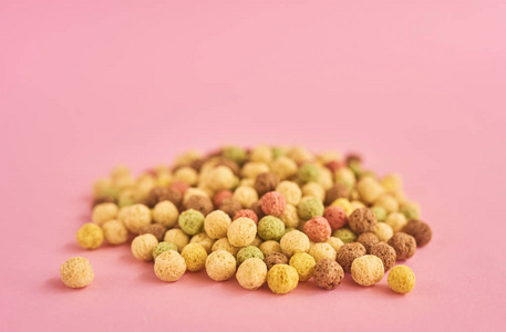 粉红色背景下的玉米片或谷物
