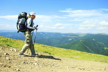 带着背包和帐篷夏天登山活动