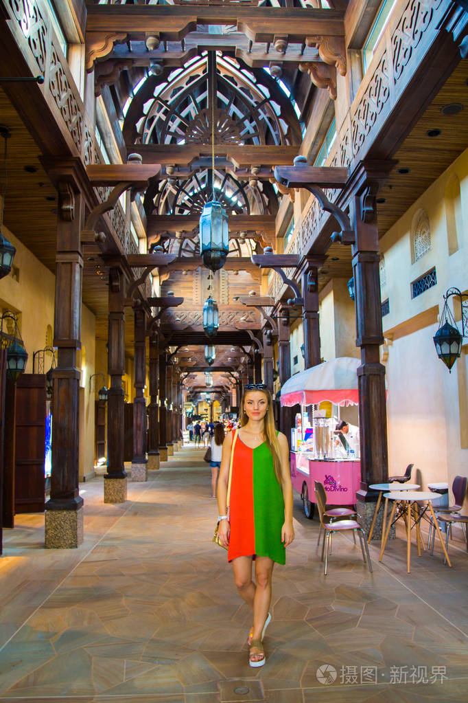 在迪拜madinat市场漫步的美丽年轻女子