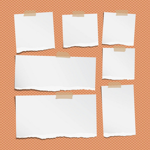 笔记本，困在橙色的字纸张撕裂不同尺寸白注，平方背景
