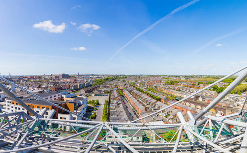 从缸公园体育场的天台俯瞰都柏林美丽的城市天际线照片