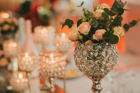 桌上有花的婚礼花盆