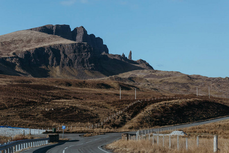 Storr 和其他岩石尖峰在苏格兰的斯凯岛上, 在一个阳光明媚的春天天