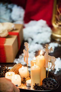 圣诞装饰品与蜡烛