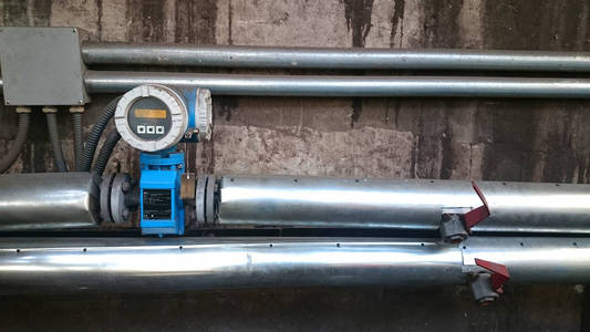 流量计安装在管道上.我流量测量的水照片