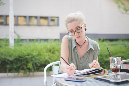 白种人的意大利美女设计师照片