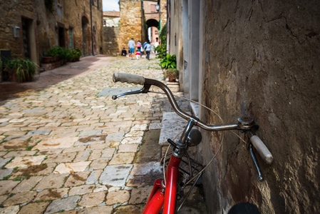 在旧的托斯卡纳意大利街上的废弃的自行车
