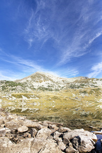 宁静的山峰和喀尔巴阡山中的湖景观