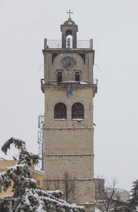 Kozani 镇, 希腊。圣。朦胧的天空背景